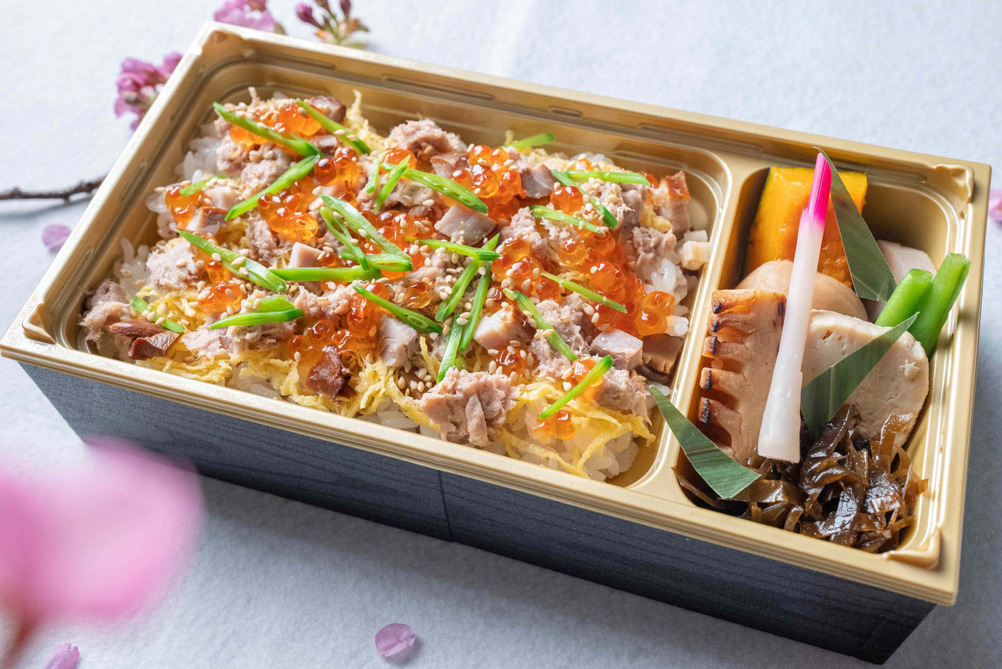 料理長の手づくりお花見弁当「鴨とイクラのちらし寿司」